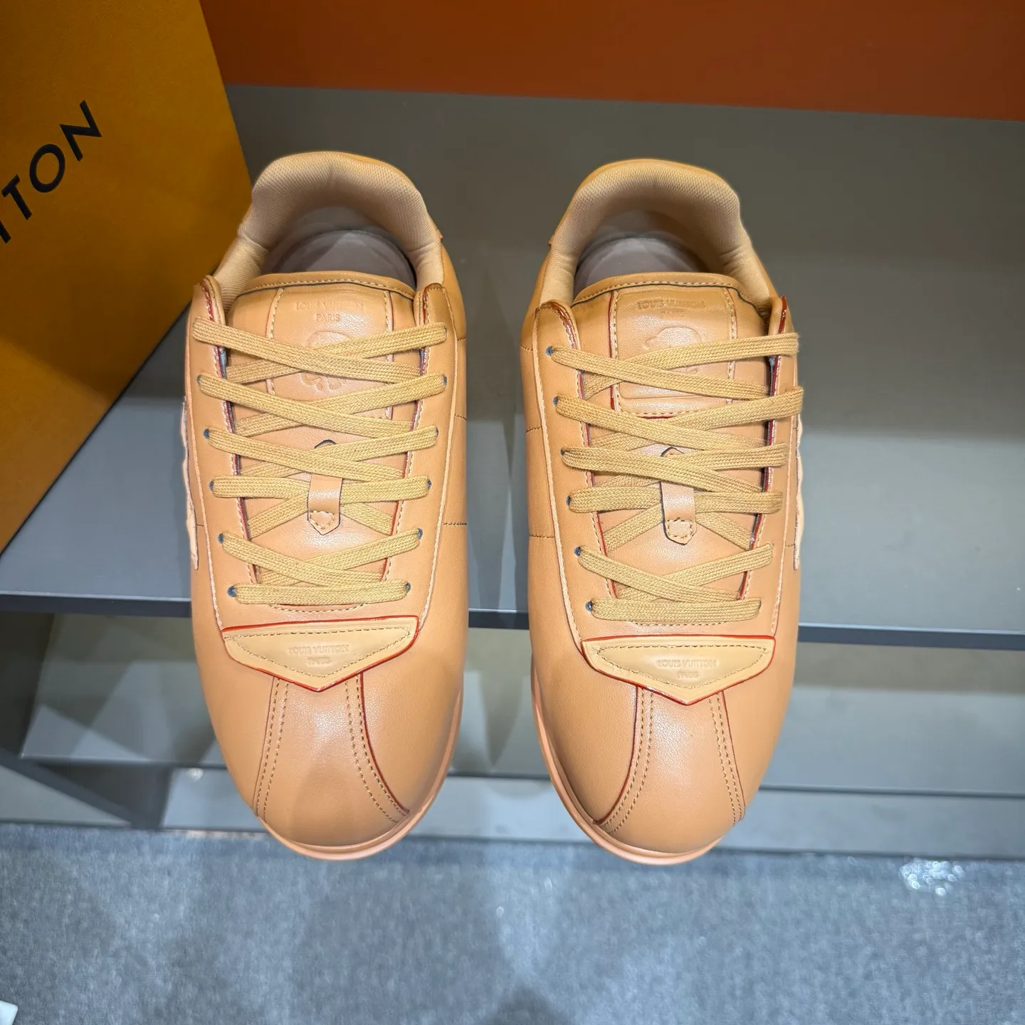 P540 Size 38-45 LV 🫏The colorful interpretation of BUTTERSOFT sneakers combines sheepskin, The colorful interpretation of LV BUTTERSOFT sneakers combines sheepskin and calfskin, bringing a super soft feel. Designed by Pharrell Williams, this '60s-inspired shoe features a padded upper that's been crafted by Louis Vuitton craftsmen to further enhance the comfort of the leather. In addition to the LV initials, it features multiple signatures, including natural leather trim and an embossed pattern of Pharrell Williams and lobster on the side, referencing the Fall/Winter 2025 men’s show. A must-have artifact for fashionistas✅